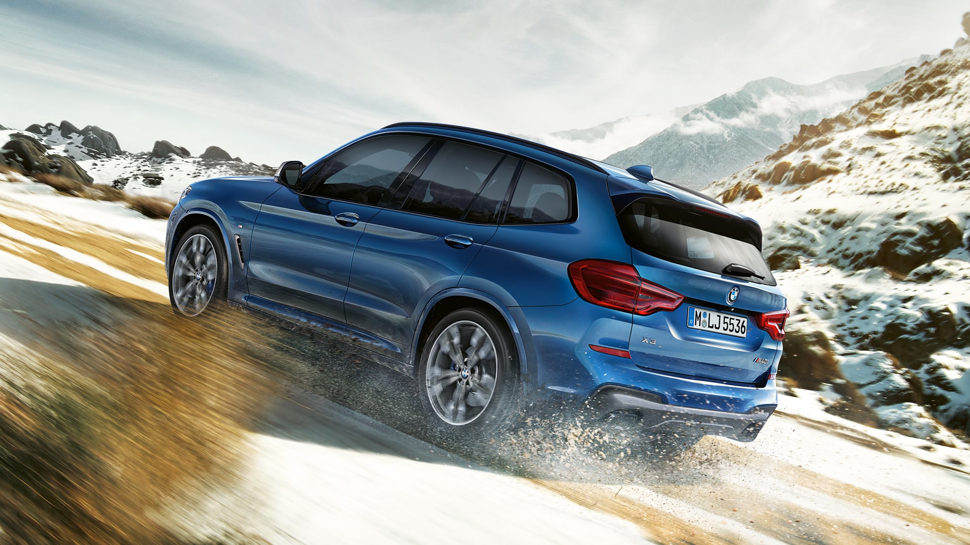 BMW X3 M40i subiendo una pendiente BMW X3 M40i subiendo una pendiente
