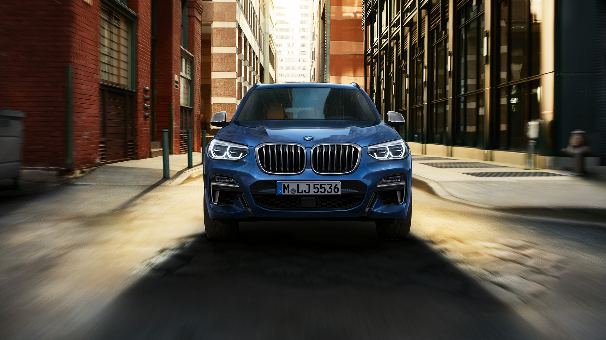 BMW X3 M40i, imagen del frontal con la ciudad de fondo BMW X3 M40i, imagen del frontal con la ciudad de fondo