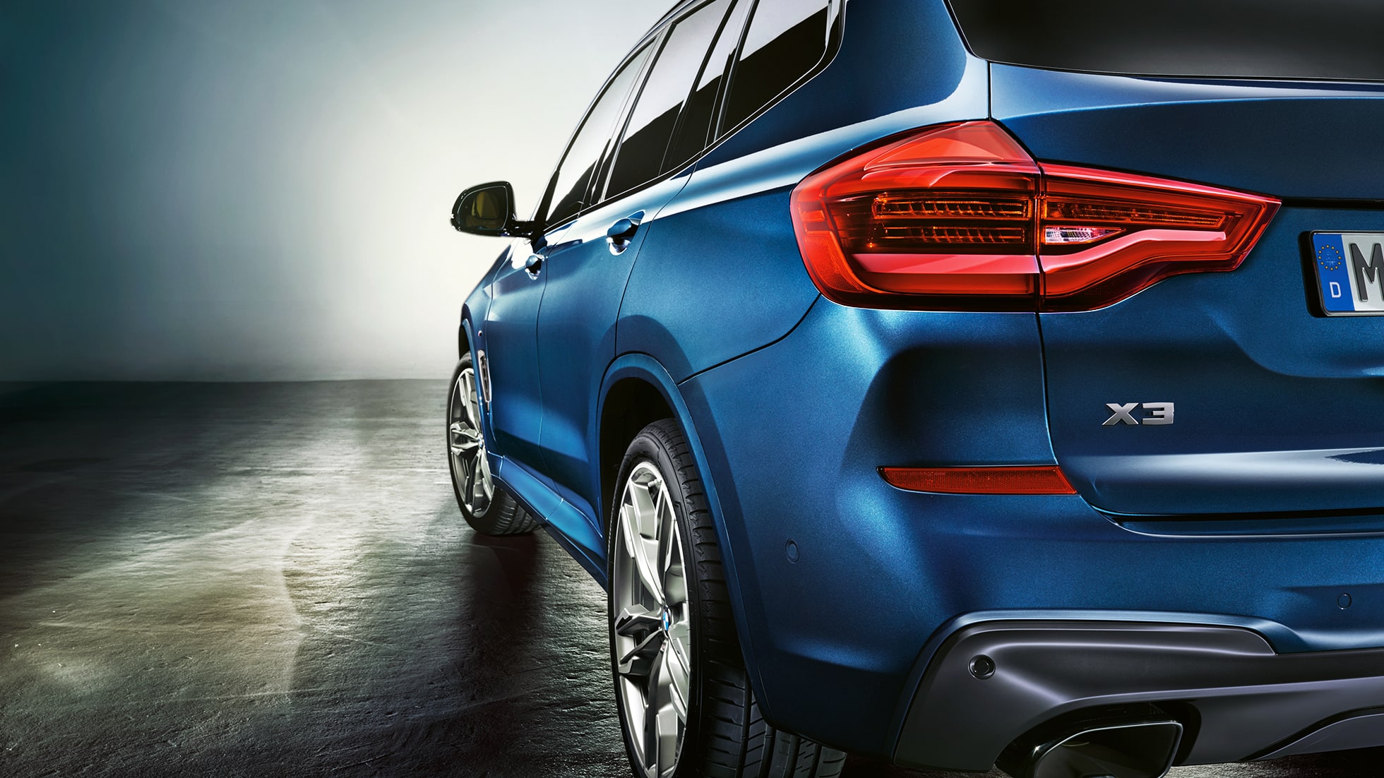 BMW X3 M40i, imagen de tres cuartos de la zaga con luces traseras LED BMW X3 M40i, imagen de tres cuartos de la zaga con luces traseras LED