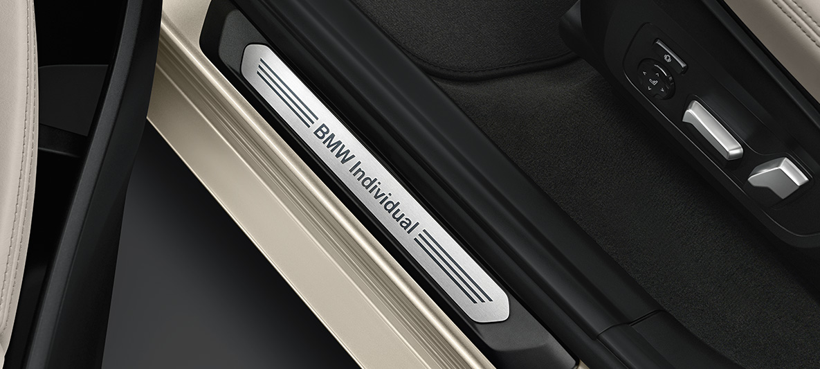 BMW X3 híbrido enchufable, moldura de entrada BMW Individual con distintivo "BMW Individual" BMW X3 híbrido enchufable, moldura de entrada BMW Individual con distintivo "BMW Individual"