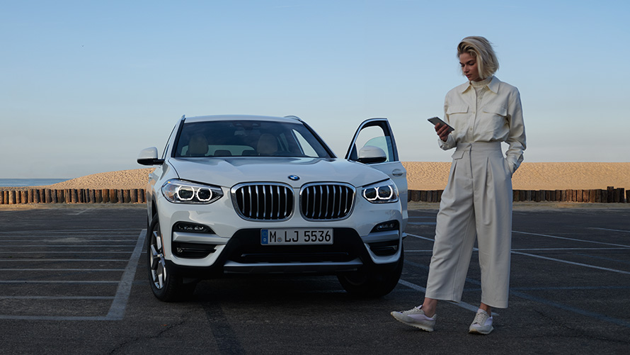 BMW X3 G01 Aplicación Catálogos, mujer junto a BMW 2021 BMW X3 G01 Aplicación Catálogos 2021