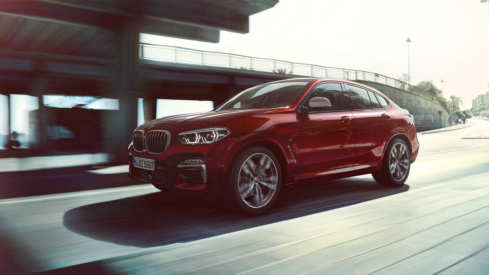 Frontal dinámico BMW X4 BMW X4 M40i G02 en color Flamencorot efecto brillante, vista de tres cuartos del frontal