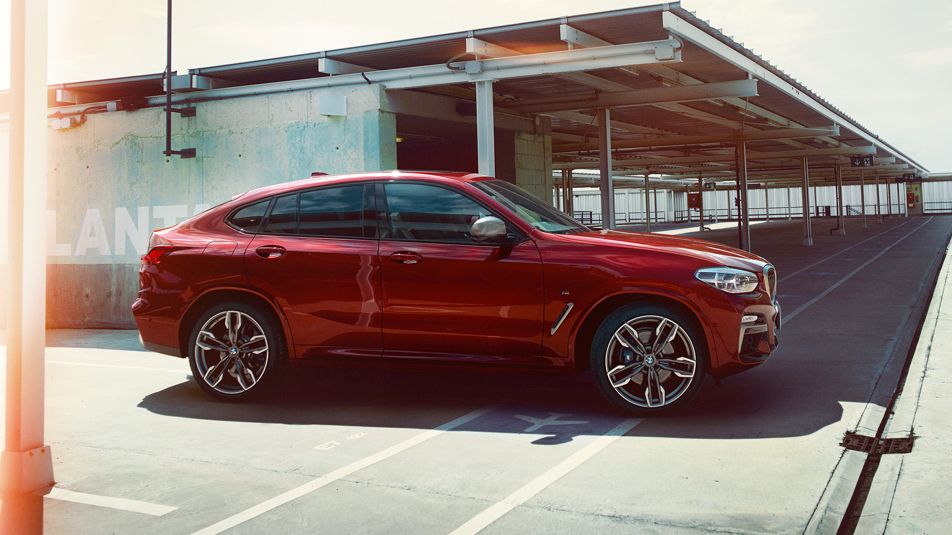 Silueta deportiva BMW X4 Silueta deportiva BMW X4 M40i G02 en color Flamencorot efecto brillante, vista del lateral