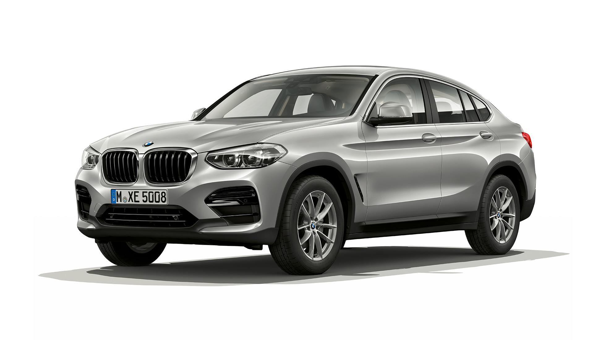 Vista de tres cuartos del frontal BMW X4 SUV G02 Acabado Advantage BMW X4 xDrive20d SUV Acabado Advantage G02 en color Glaciersilber, vista de tres cuartos del frontal