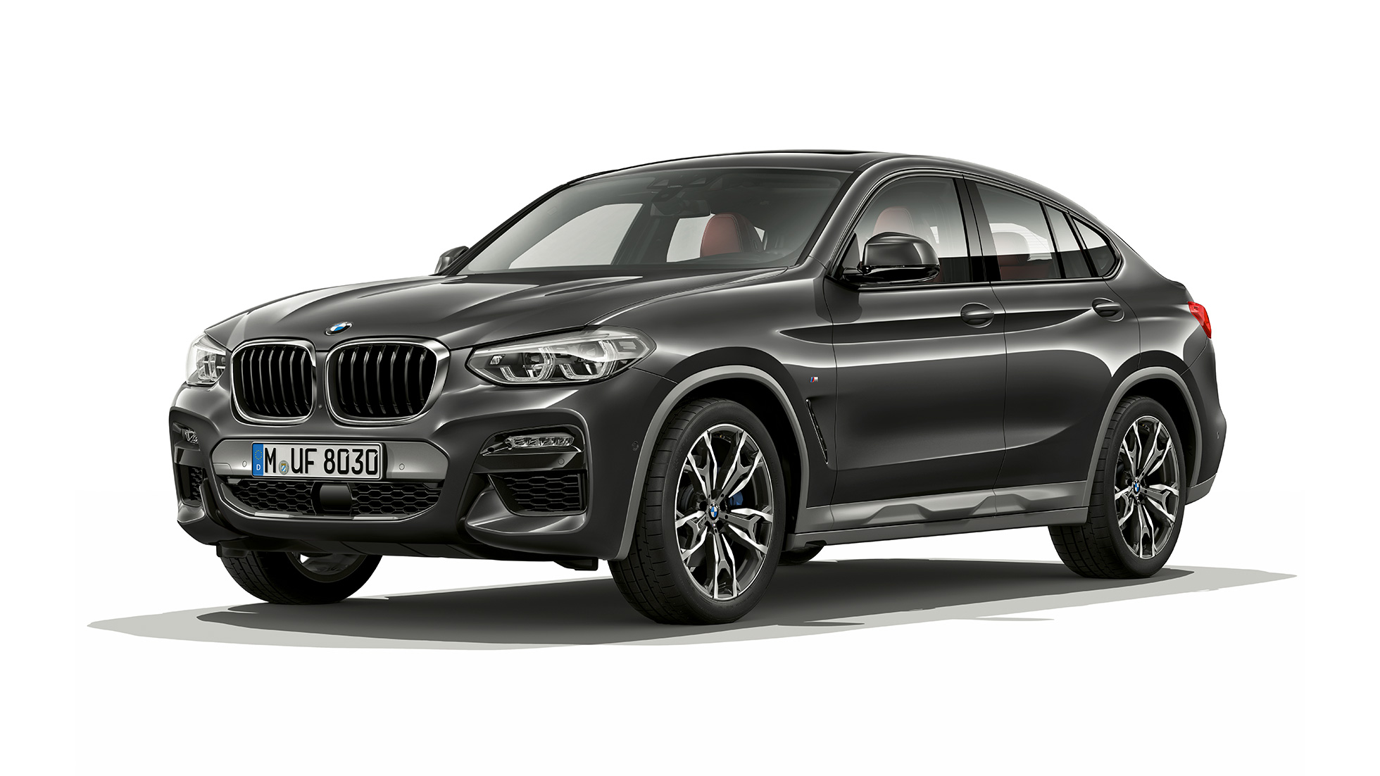 Vista de tres cuartos del frontal BMW X4 SUV G02 Acabado M Sport X BMW X4 xDrive30i SUV Acabado M Sport X G02 en color Sophistograu efecto brillante, vista de tres cuartos del frontal