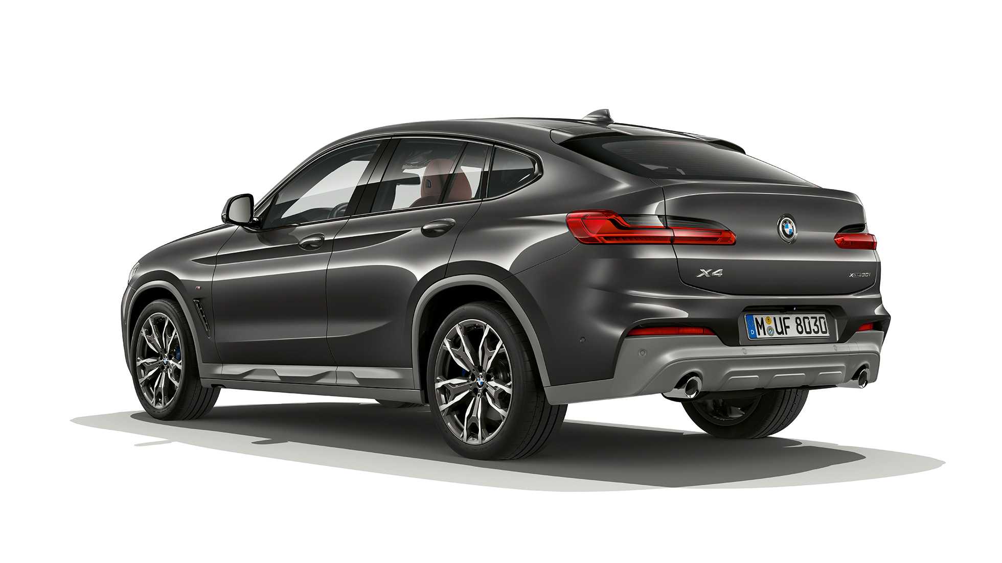 Vista de tres cuartos de la zaga BMW X4 SUV G02 Acabado M Sport X BMW X4 xDrive30i SUV Acabado M Sport X G02 en color Sophistograu efecto brillante, vista de tres cuartos de la zaga