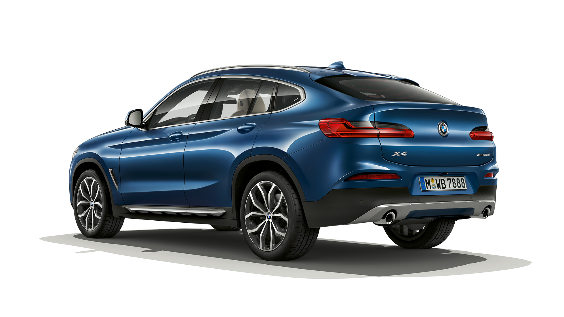 Vista de tres cuartos de la zaga BMW X4 SUV G02 Acabado xLine BMW X4 xDrive20d SUV Acabado xLine G02 en color Phytonicblau, vista de tres cuartos de la zaga