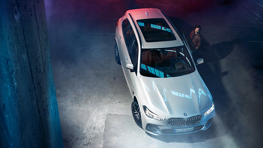 Imagen nocturna del BMW X5 desde arriba en un entorno urbano