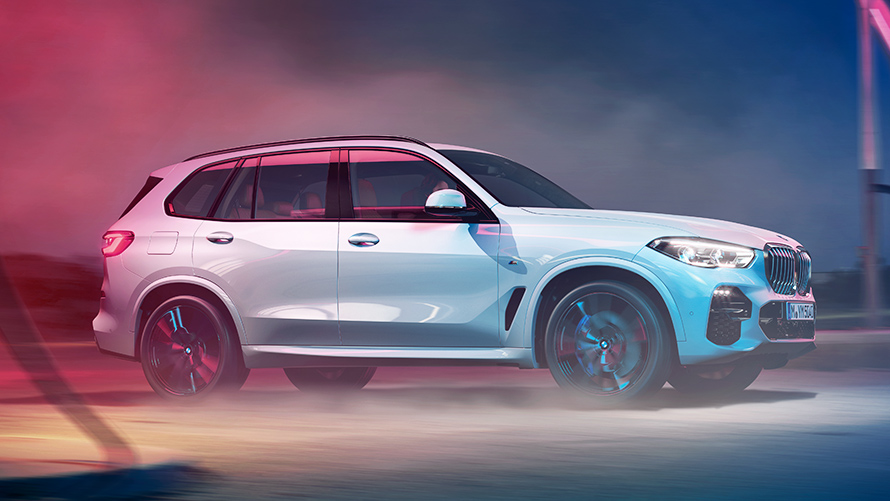 Silueta del BMW X5 de noche en un entorno urbano