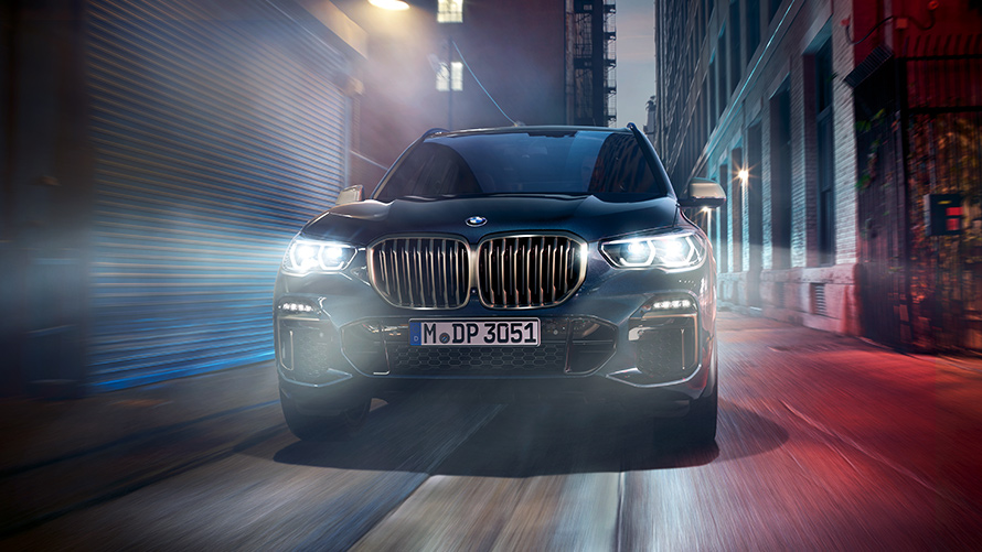Imagen del BMW X5 M50d recorriendo la ciudad por la noche
