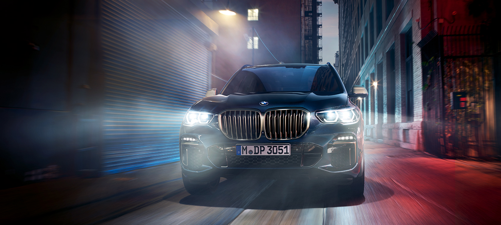 BMW X5 M50d en acción El BMW X5 M50d en una calle de la ciudad por la noche