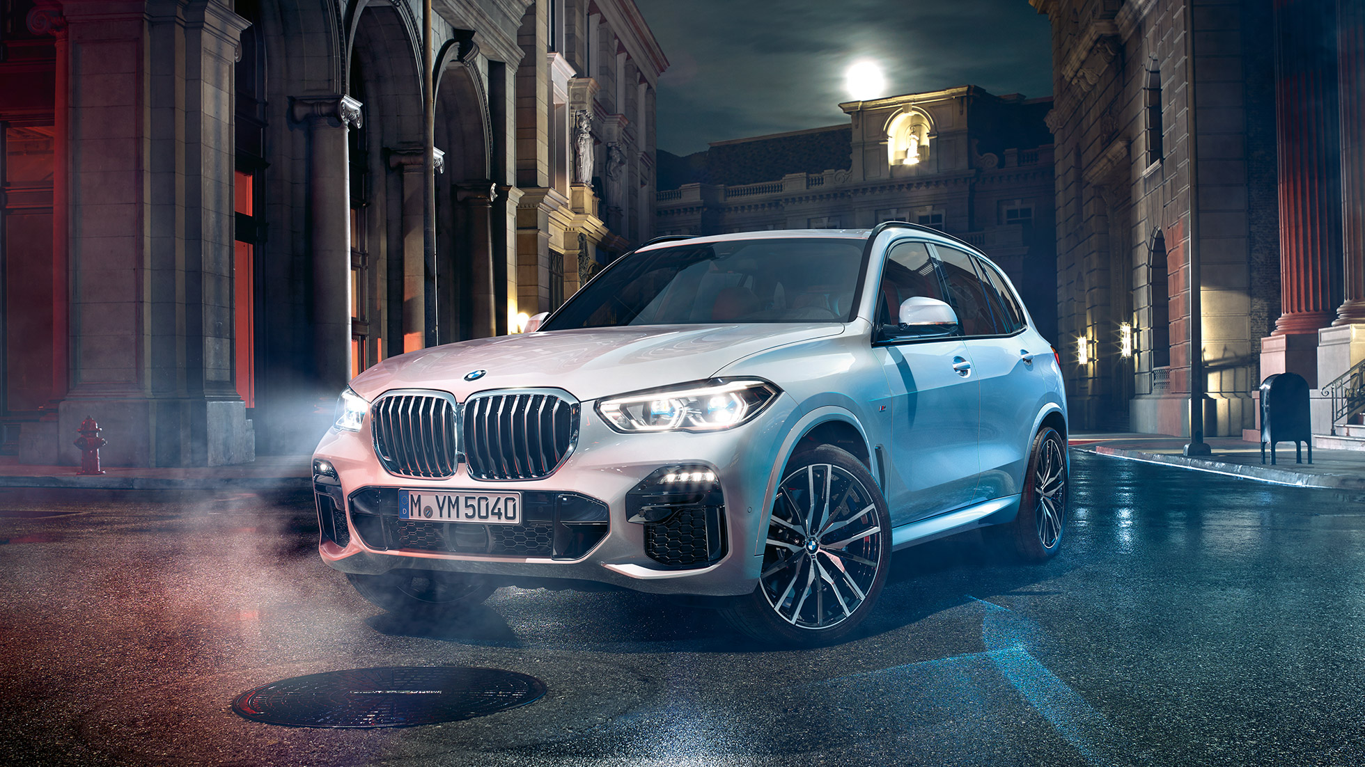 BMW X5 vista de tres cuartos del frontal BMW X5 G05 2018 Mineralweiss metalizado, vista de tres cuartos del frontal, parado durante la noche