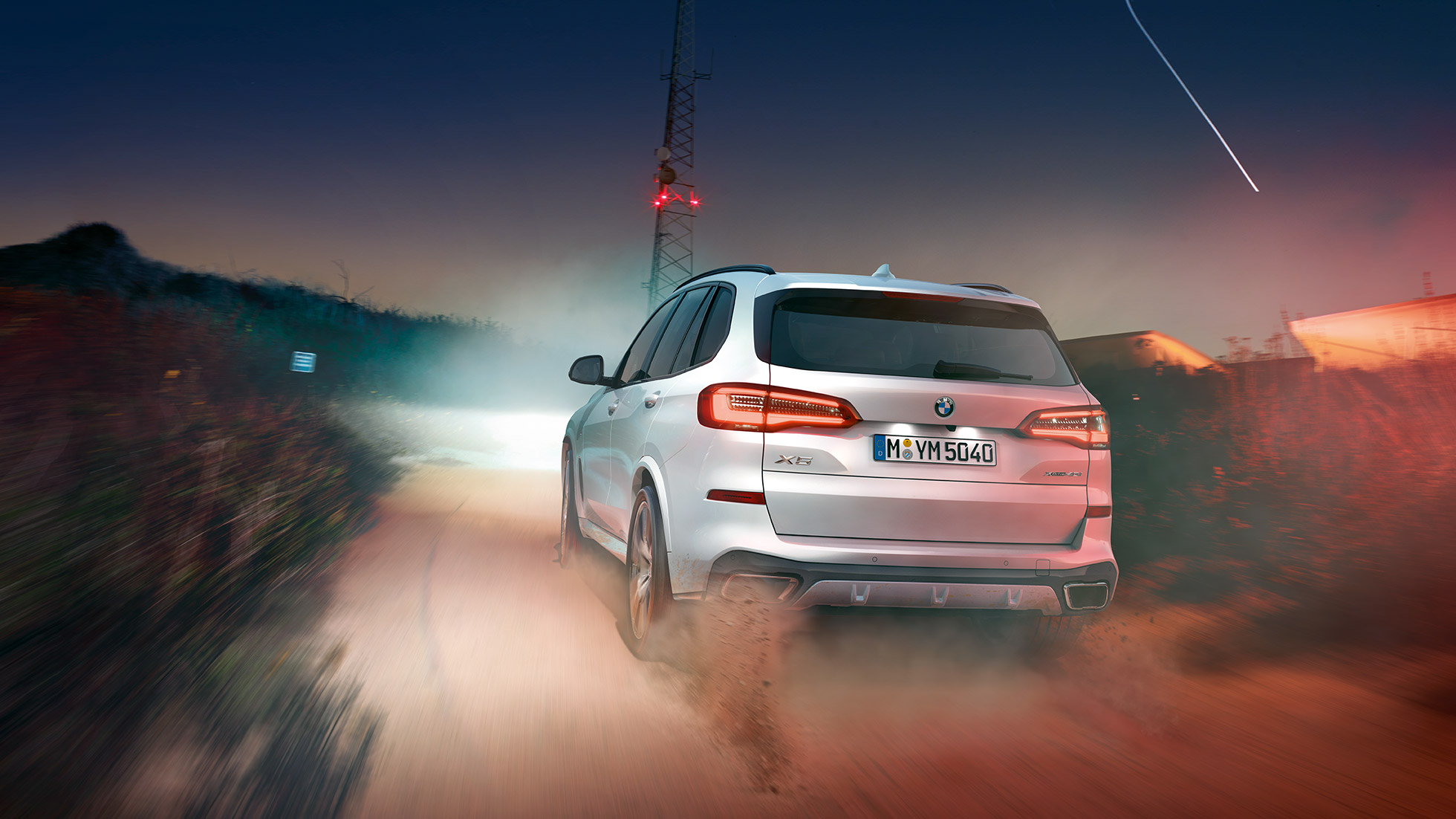 BMW X5 xDrive40i vista de la zaga BMW X5 xDrive40i G05 2018 Mineralweiss metalizado, vista de la zaga