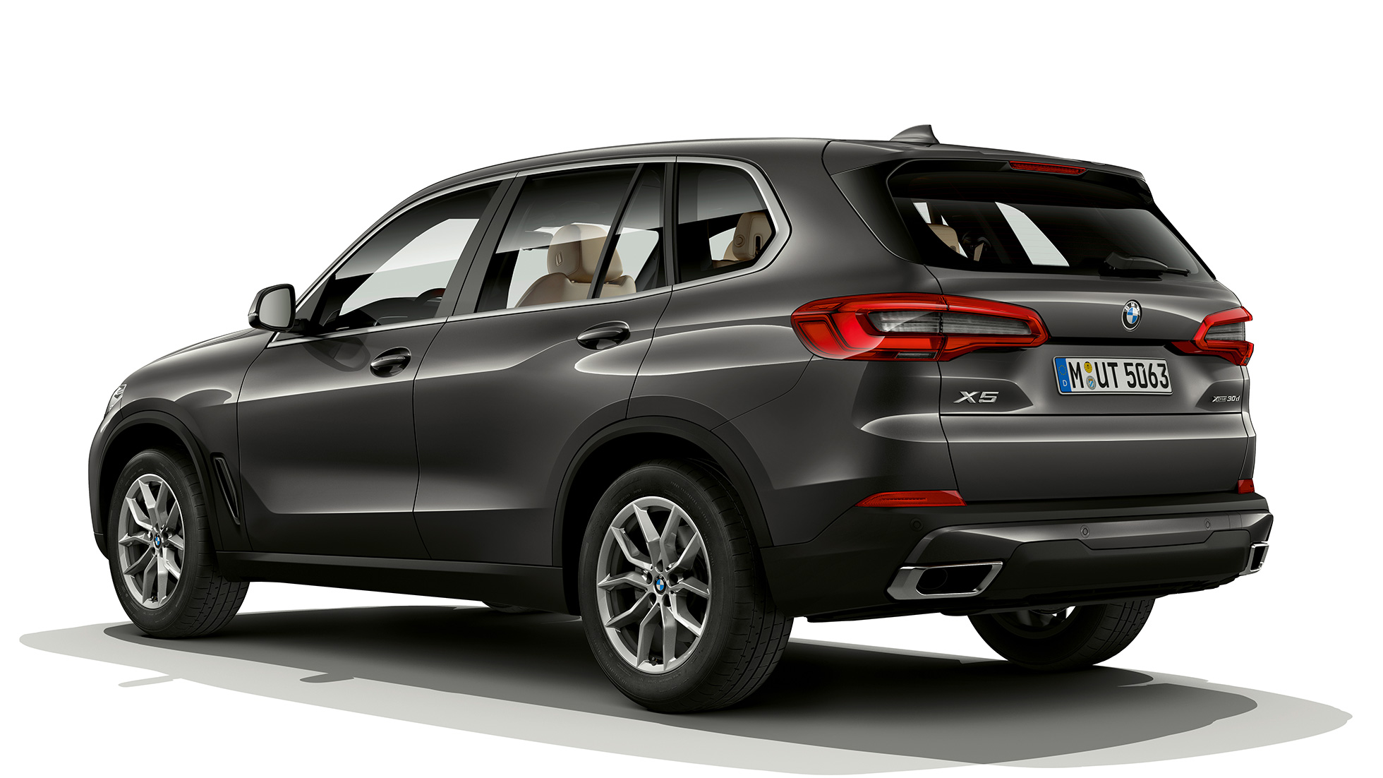 Basic model BMW X5 xDrive30d three-quarter rear view Basic model BMW X5 xDrive30d G05 2018 Sophisto Grey Brilliant Effect metallic three-quarter rear view