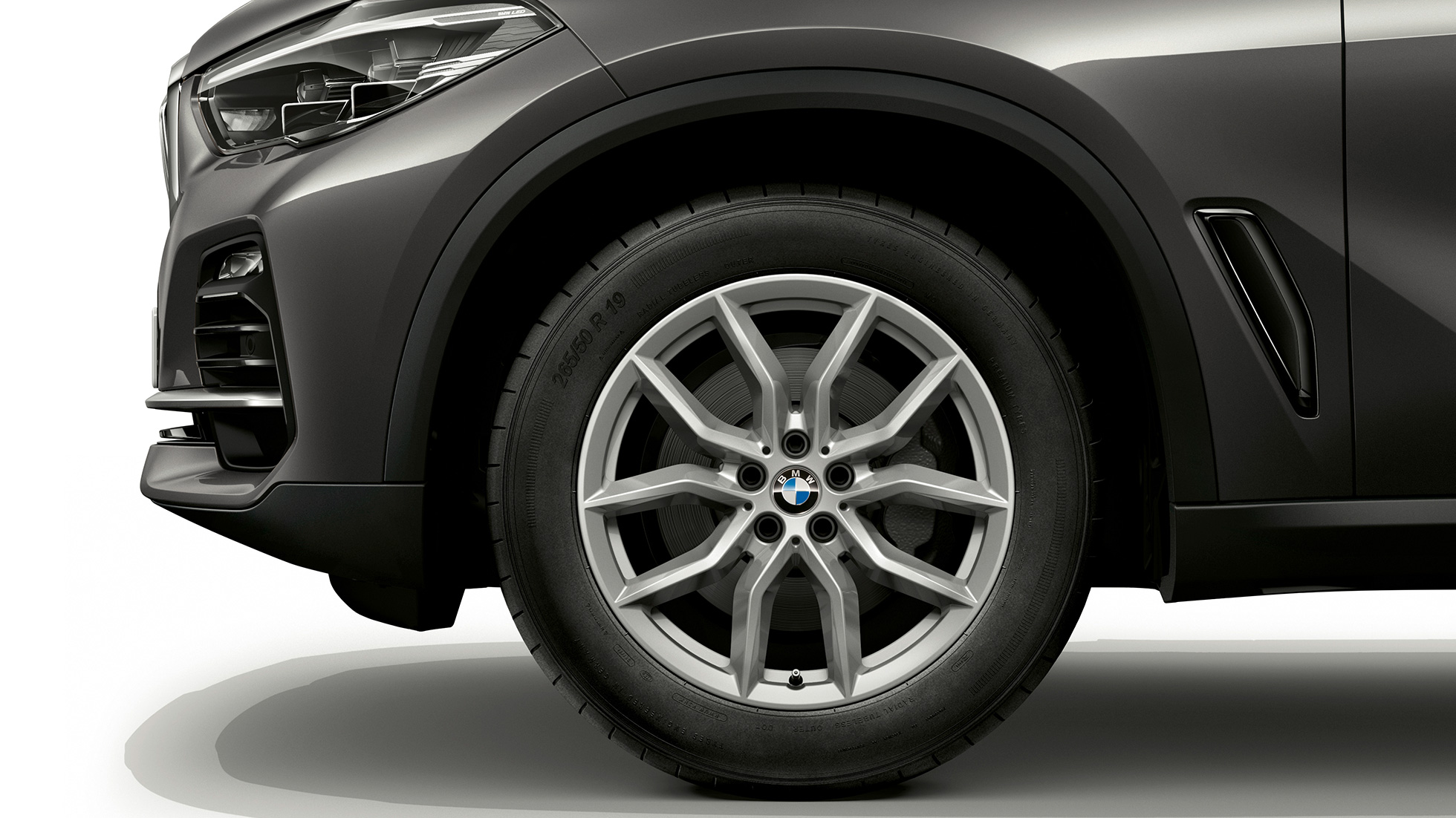 Basic model BMW X5 xDrive30d lateral front with rim Basic model BMW X5 xDrive30d G05 2018 Sophisto Grey Brilliant Effect metallic lateral front with rim