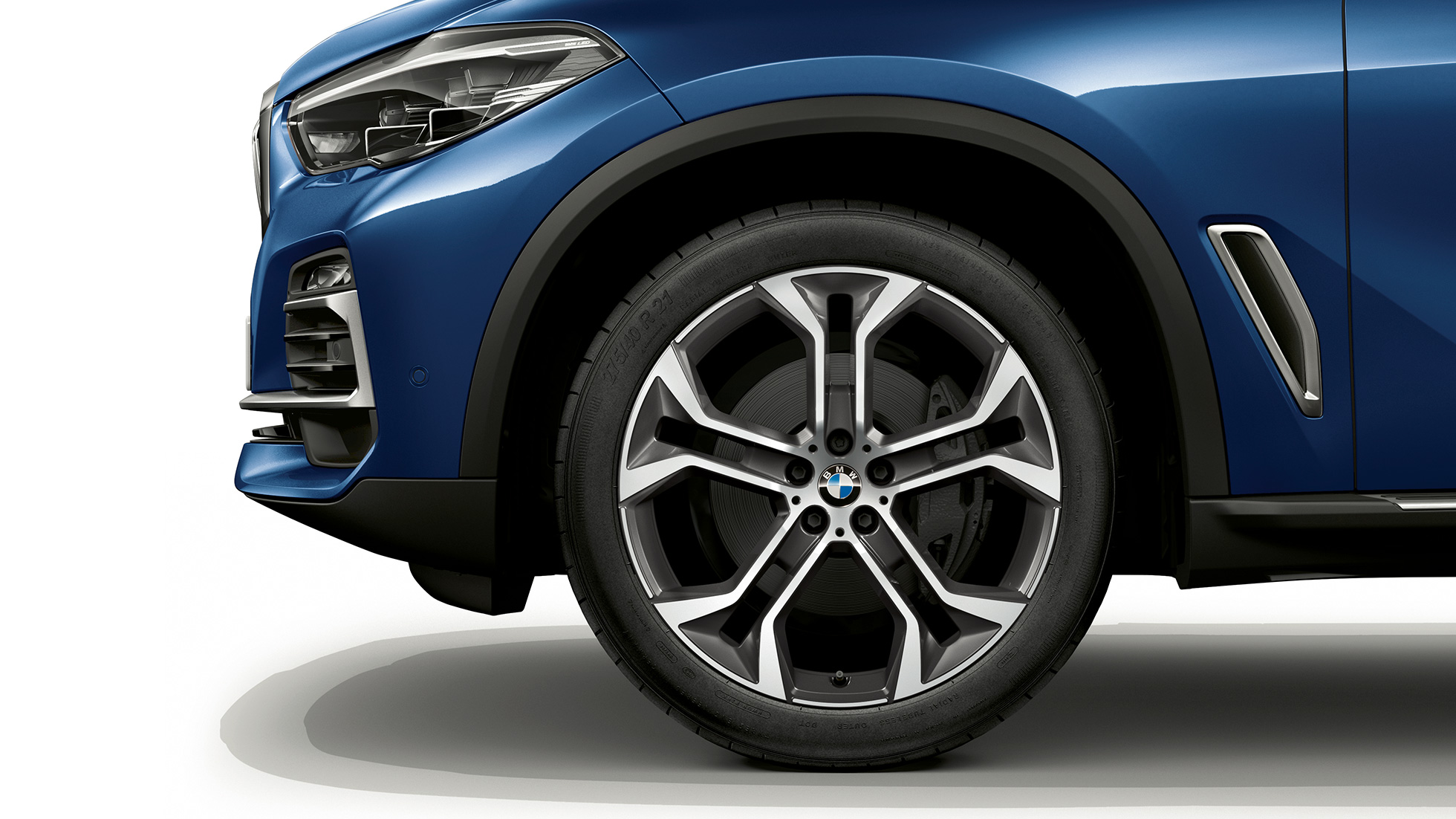 Model xLine BMW X5 xDrive40i lateral front with rim Model xLine BMW X5 xDrive40i G05 2018 Phytonic Blue metallic lateral front with rim