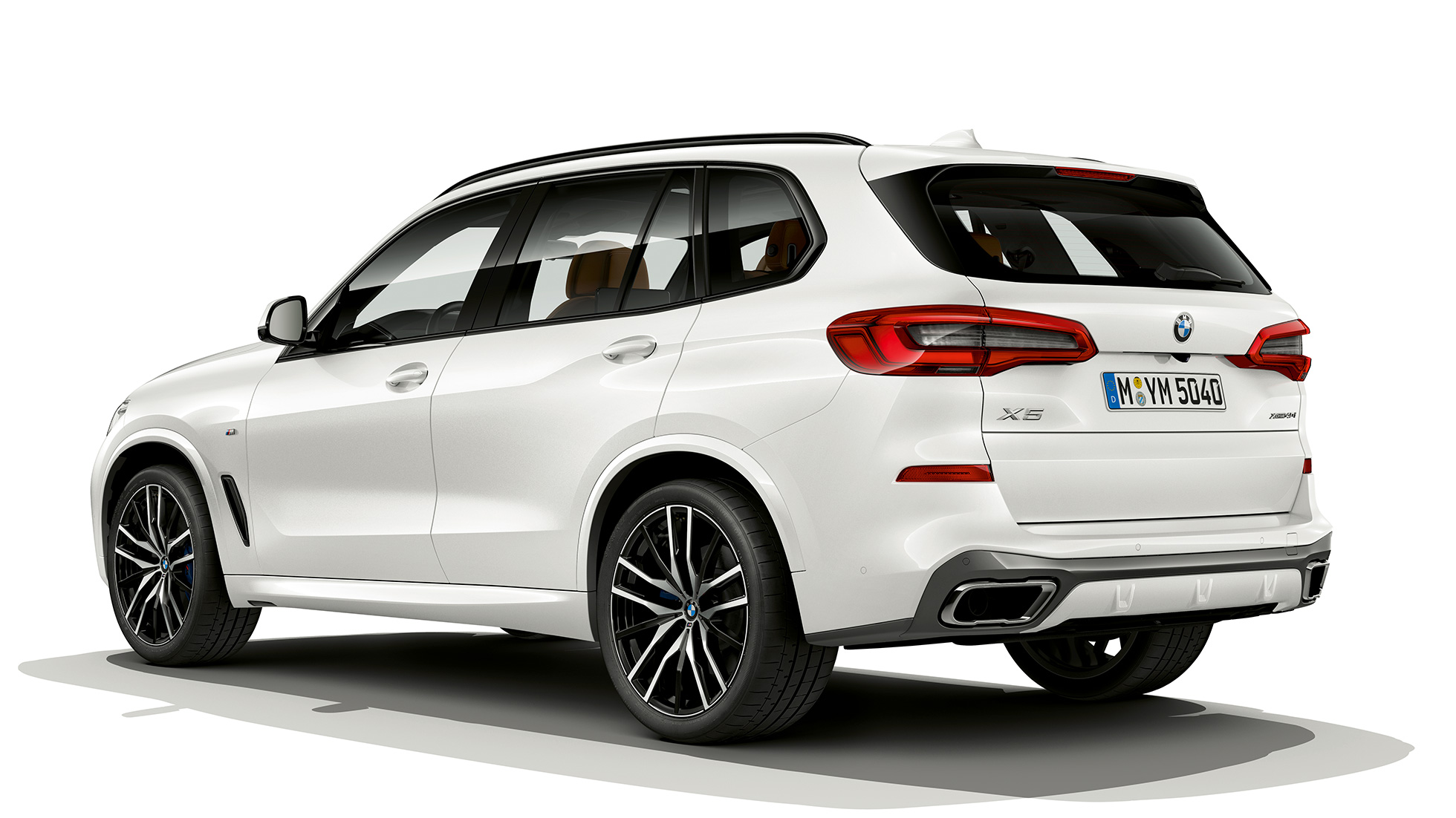 Model M Sport BMW X5 xDrive40i three-quarter rear view Model M Sport BMW X5 xDrive40i G05 2018 Mineral White metallic three-quarter rear view