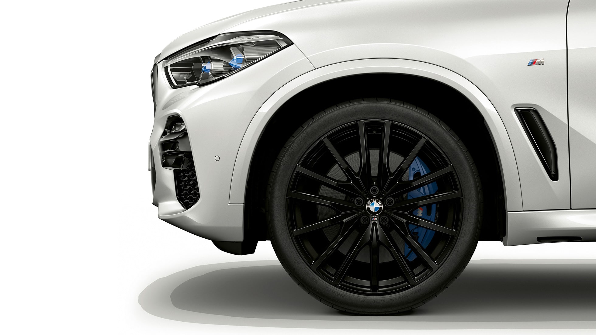 Model M Sport BMW X5 xDrive40i lateral front with rim Model M Sport BMW X5 xDrive40i G05 2018 Mineral White metallic lateral front with rim