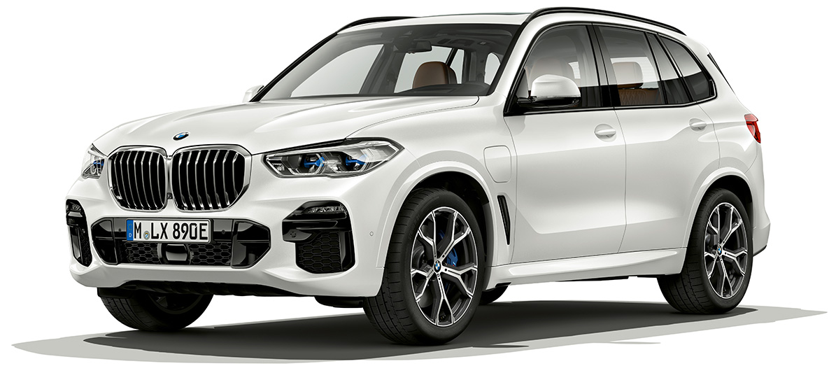BMW X5 xDrive45e three-quarter front view BMW X5 xDrive45e G05 2018 Mineral White metallic bird's eye view three-quarter front view
