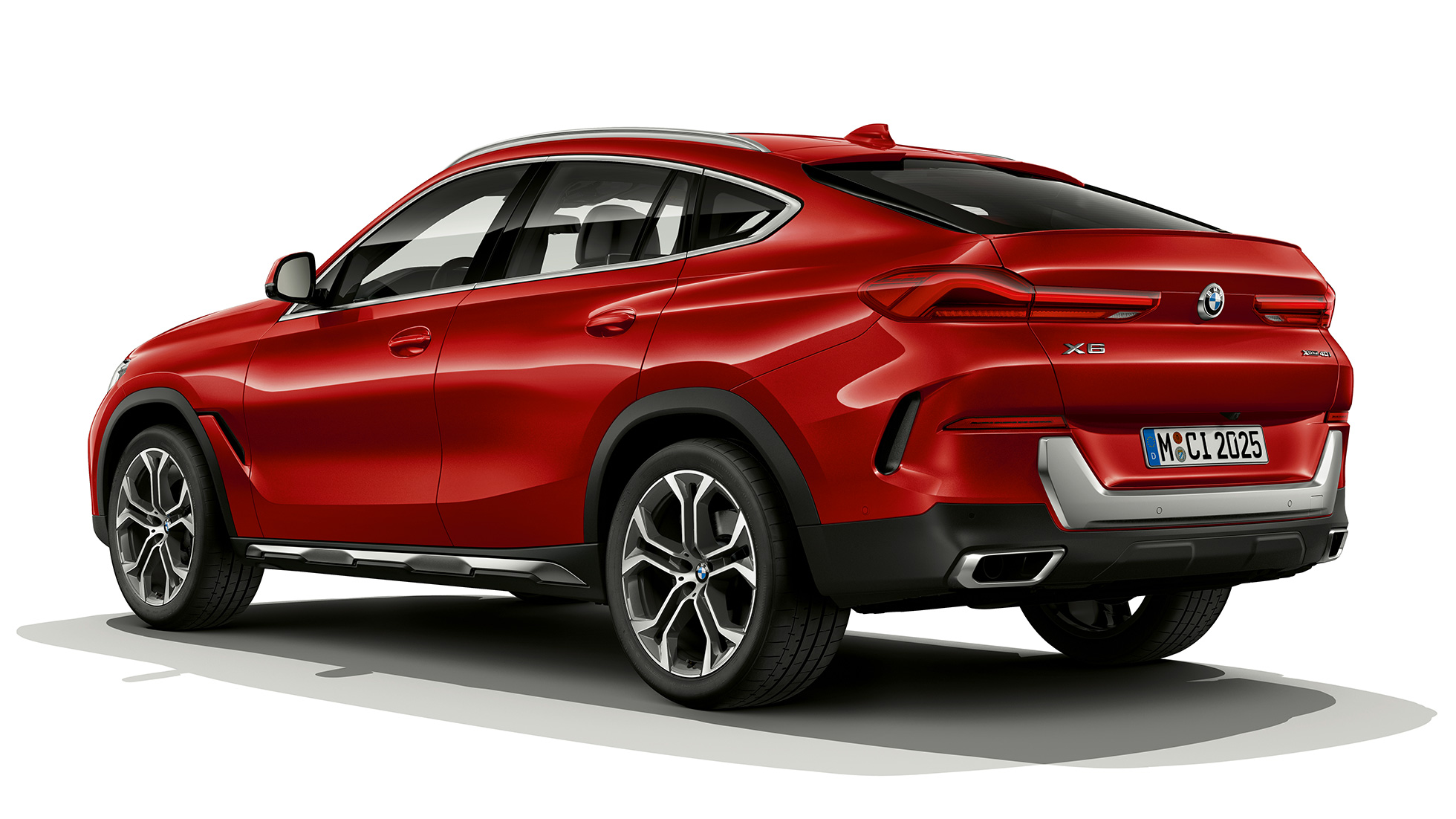 BMW X6 con BMW xLine, zaga. BMW X6 con BMW xLine, vista de tres cuartos de la zaga del todocamino.