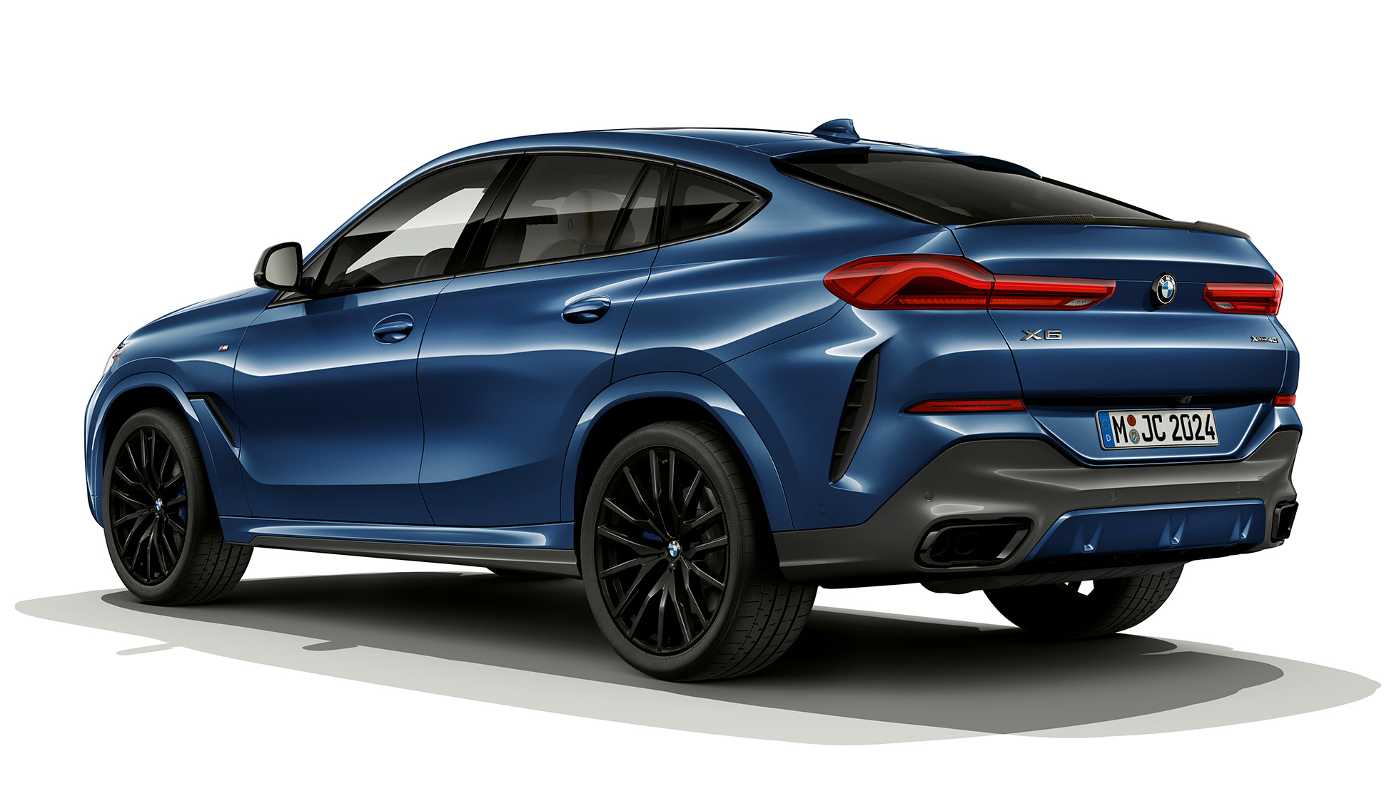 BMW X6 con paquete deportivo M, zaga. BMW X6 con paquete deportivo M, vista de tres cuartos de la zaga.