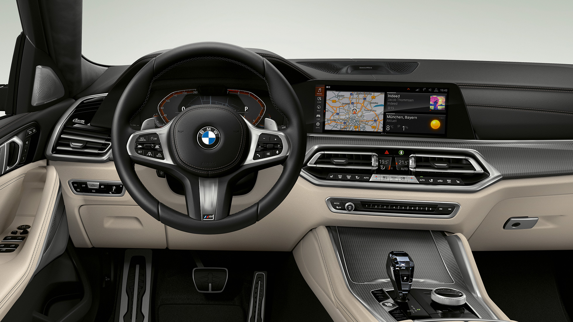 BMW X6 con paquete deportivo M, puesto de conducción. BMW X6 con paquete deportivo M, interior centrado en el puesto de conducción.