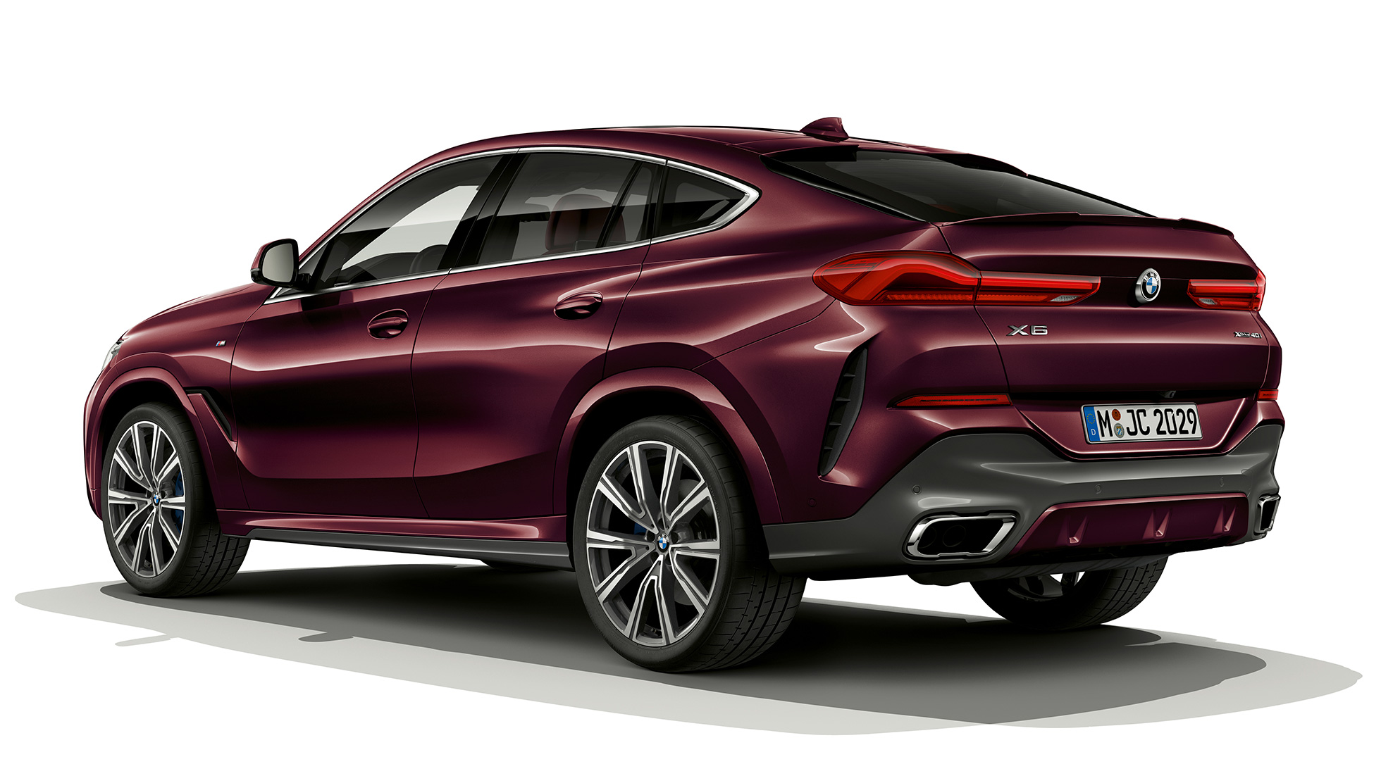 BMW X6 con BMW Individual, zaga. BMW X6 con BMW Individual, vista de tres cuartos de la zaga.