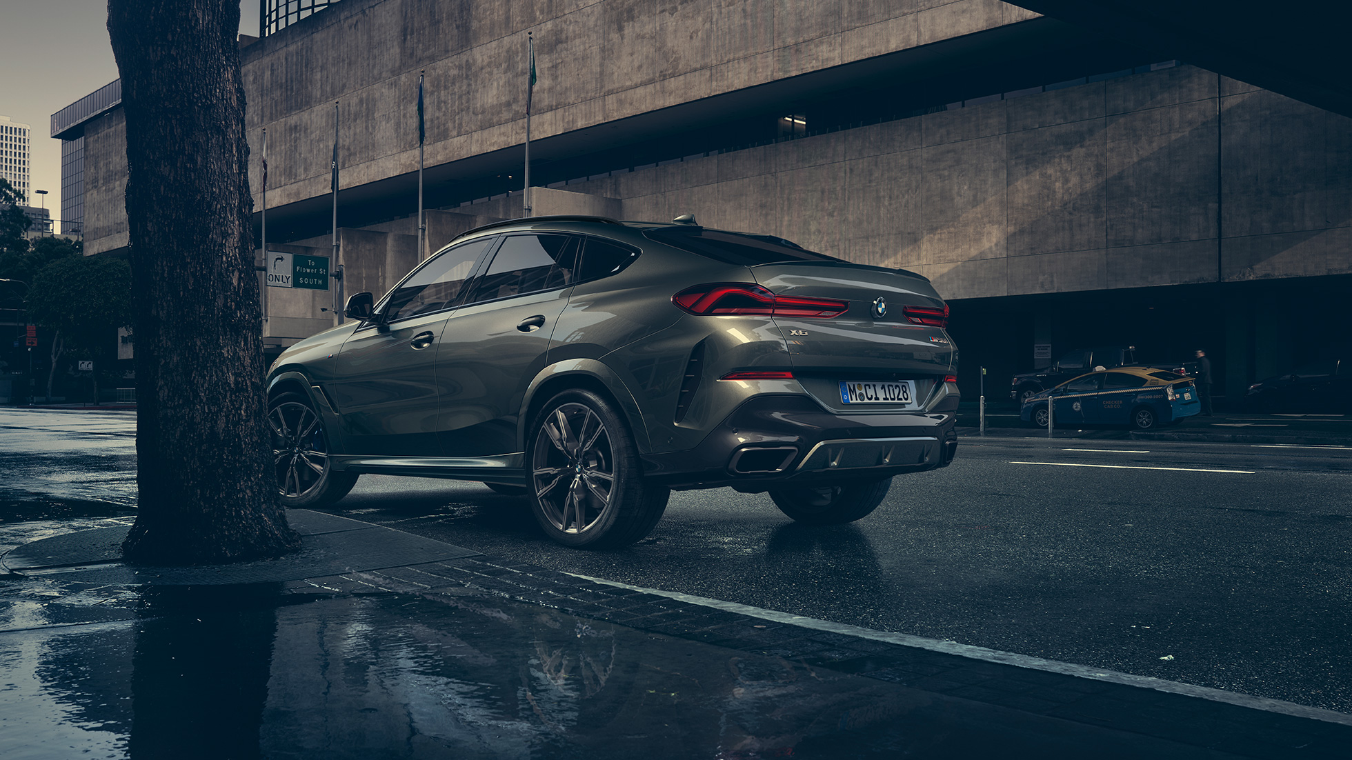 Exterior del BMW X6. BMW X6, vista de tres cuartos de la zaga del coche SUV de BMW.