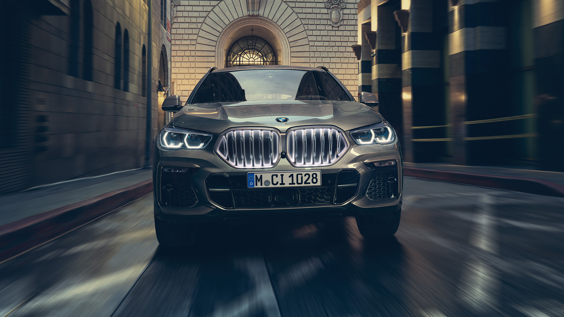 BMW X6, parrilla BMW “Iconic Glow”. BMW X6, vista del frontal en un entorno urbano.