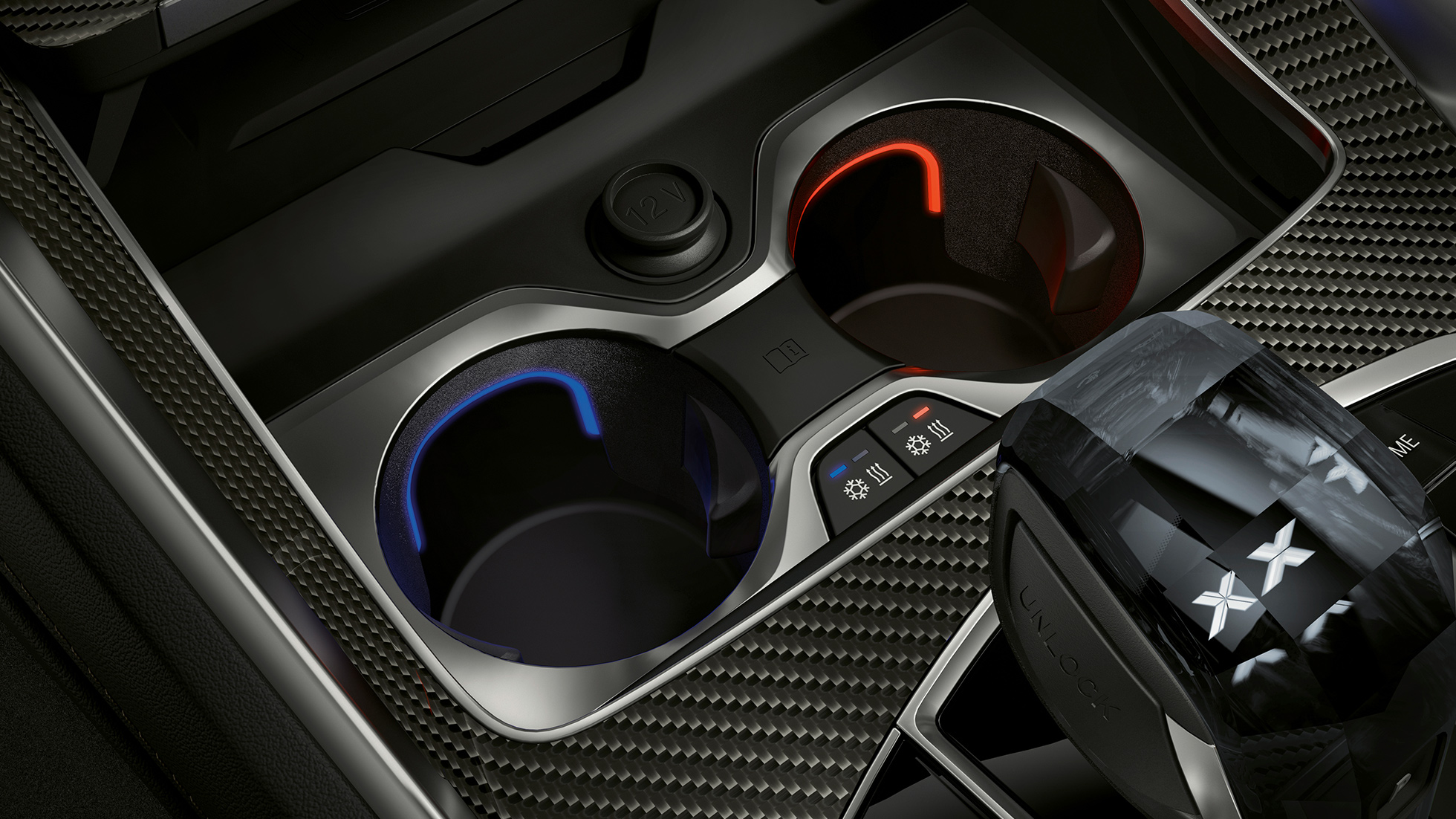Portabebidas con control de temperatura. Detalle de la consola central del interior del BMW con los portabebidas con control de temperatura.