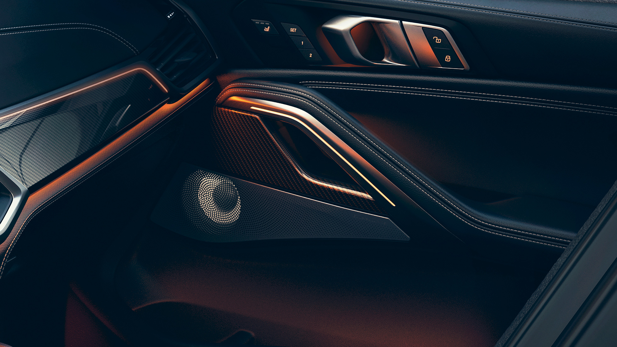 BMW X6, altavoz. Detalle del interior del BMW con especial atención al altavoz.