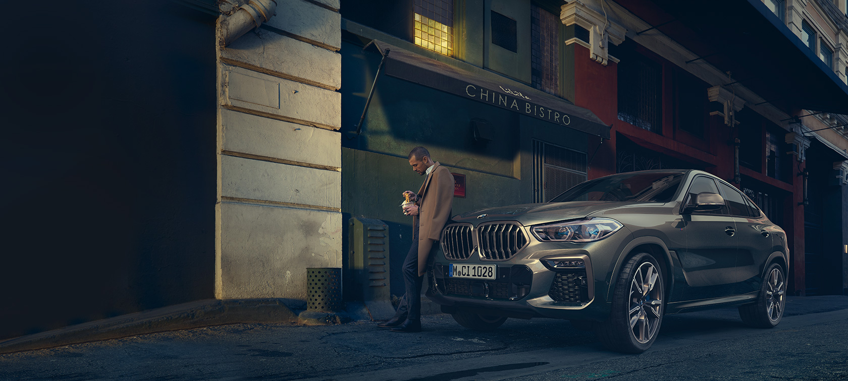 BMW X6 Vista de tres cuartos de la zaga, en marcha BMW X6 G06 2021 Manhatten metalizado Vista de tres cuartos de la zaga, en marcha