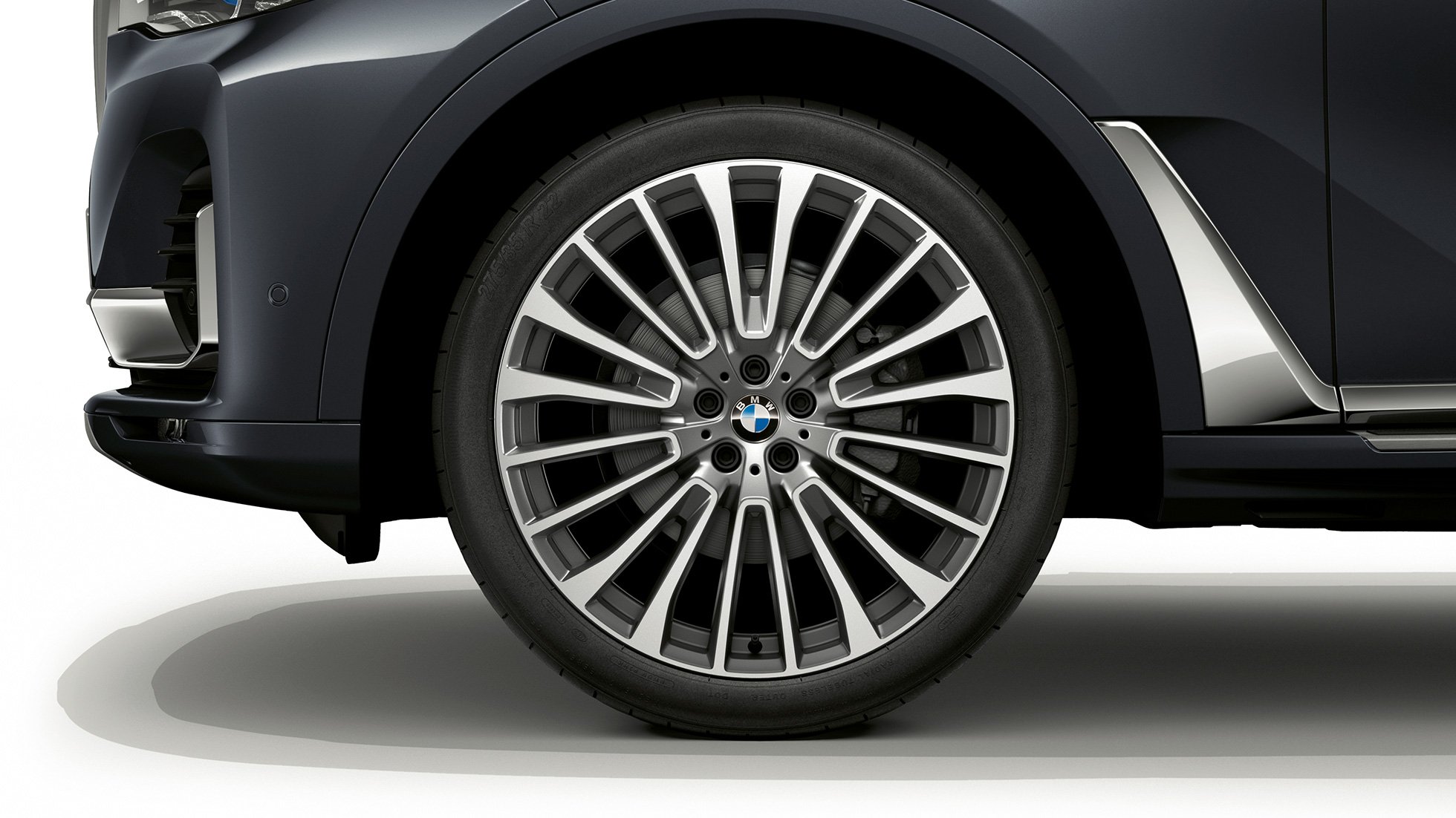 BMW X7, Diseño Pure Excellence: llanta de aleación ligera Detalle de llanta de aleación ligera del BMW X7 con Diseño Pure Excellence