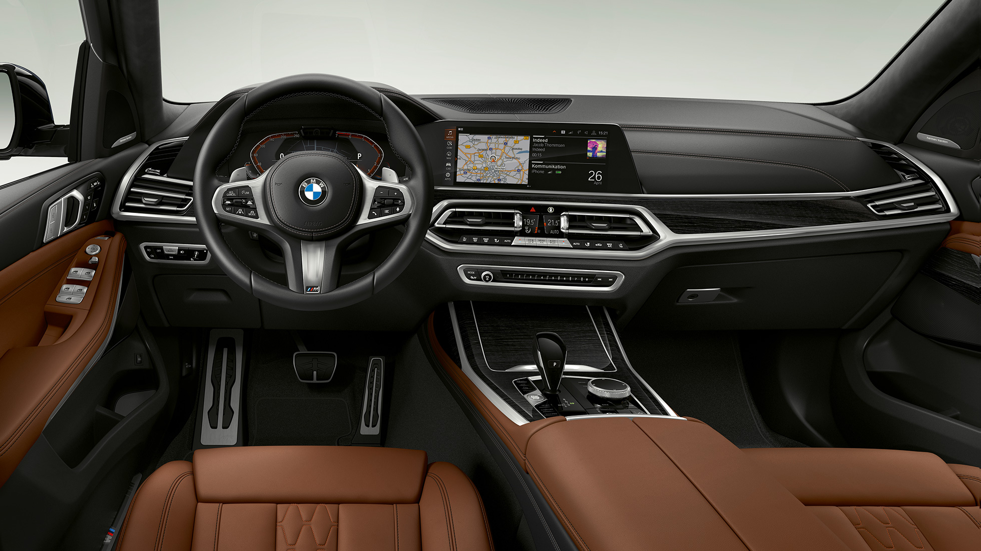BMW X7, Paquete deportivo M: puesto de conducción Detalle de la parte delantera del puesto de conducción del BMW X7 con Paquete deportivo M
