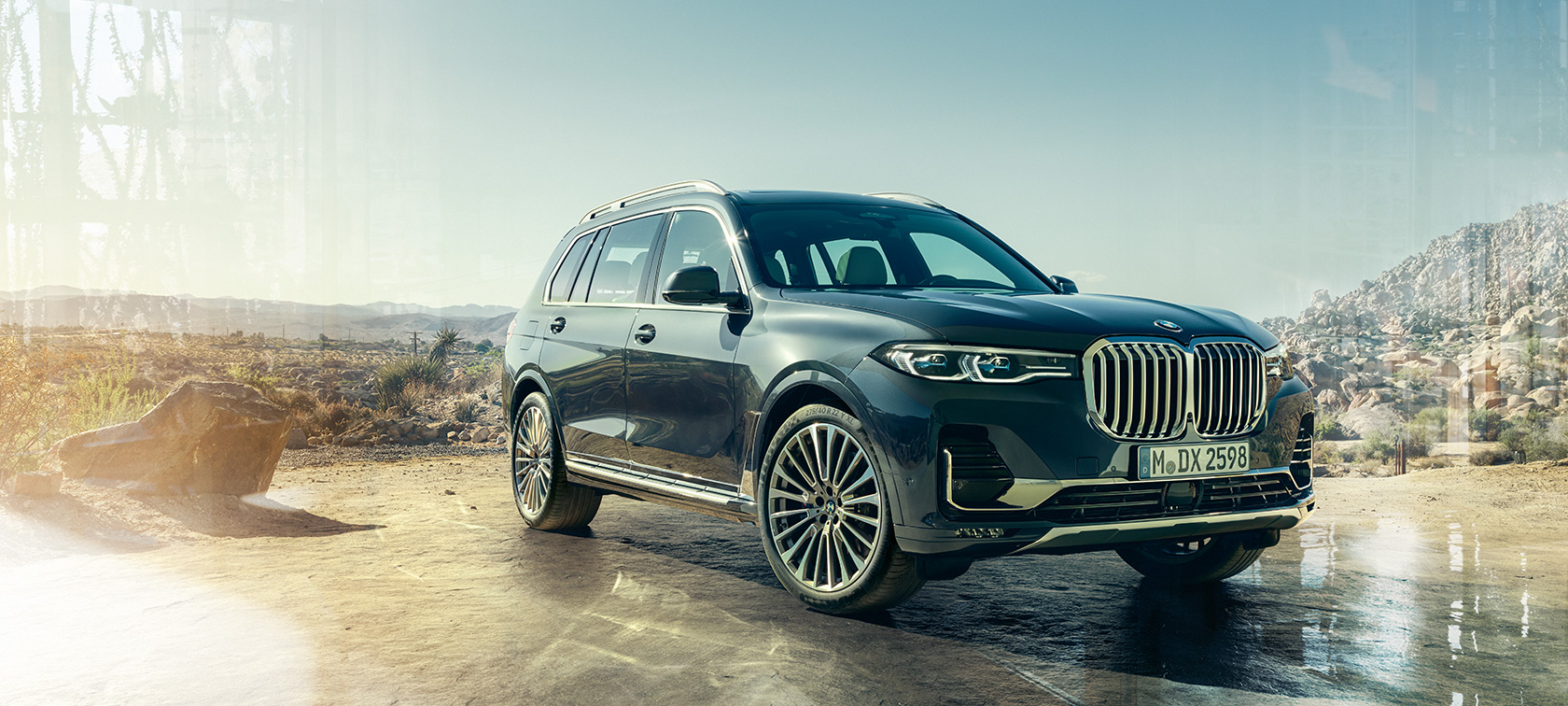 BMW X7, vista de tres cuartos del frontal BMW X7 en Arcticgrau, delante del desierto, vista de tres cuartos del frontal, G07 2019