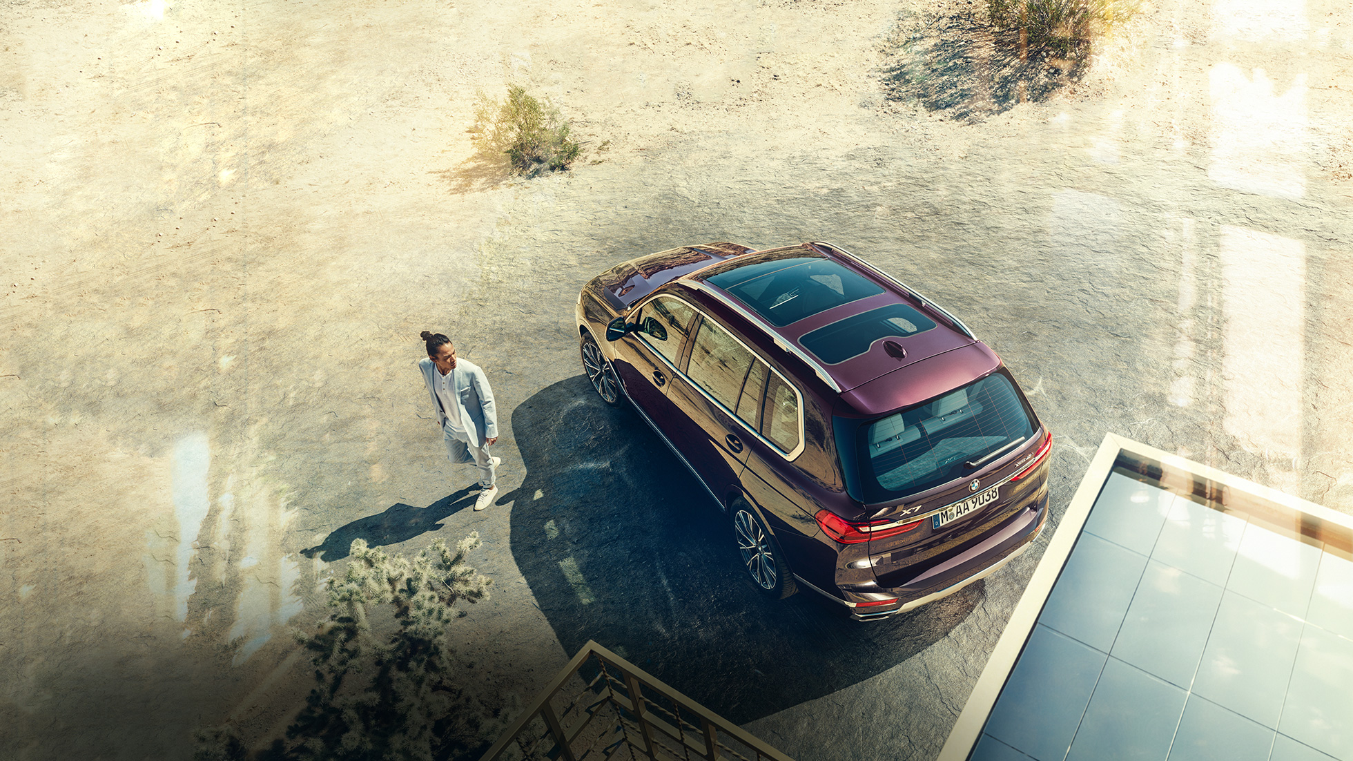 BMW Individual X7 xDrive40i, perspectiva lateral BMW X7 en Ametrin metalizado parado desde una perspectiva lateral
