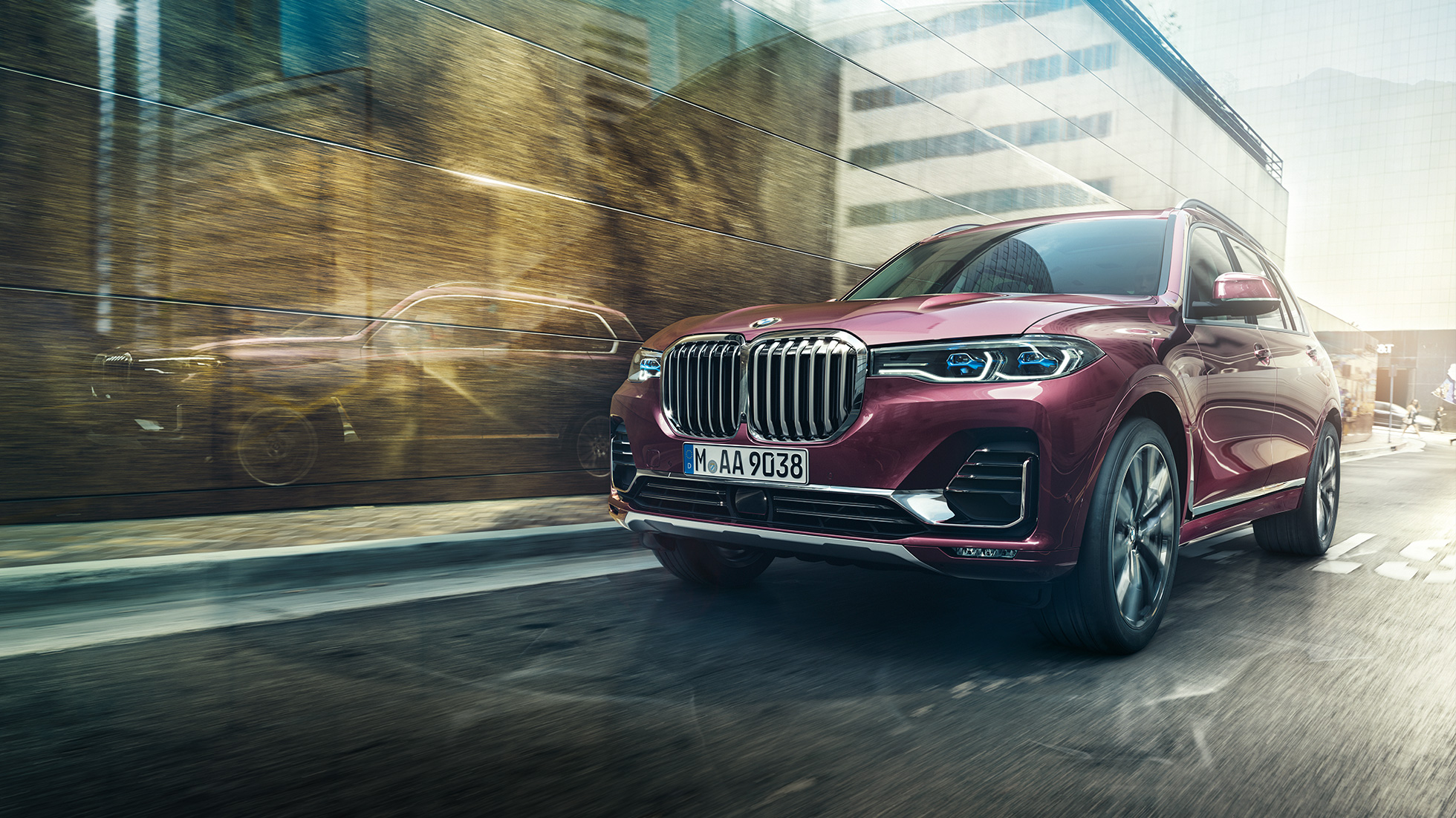 BMW Individual X7 40i xDrive, vista delantera de tres cuartos BMW X7 en Ametrin metalizado en marcha en vista delantera de tres cuartos
