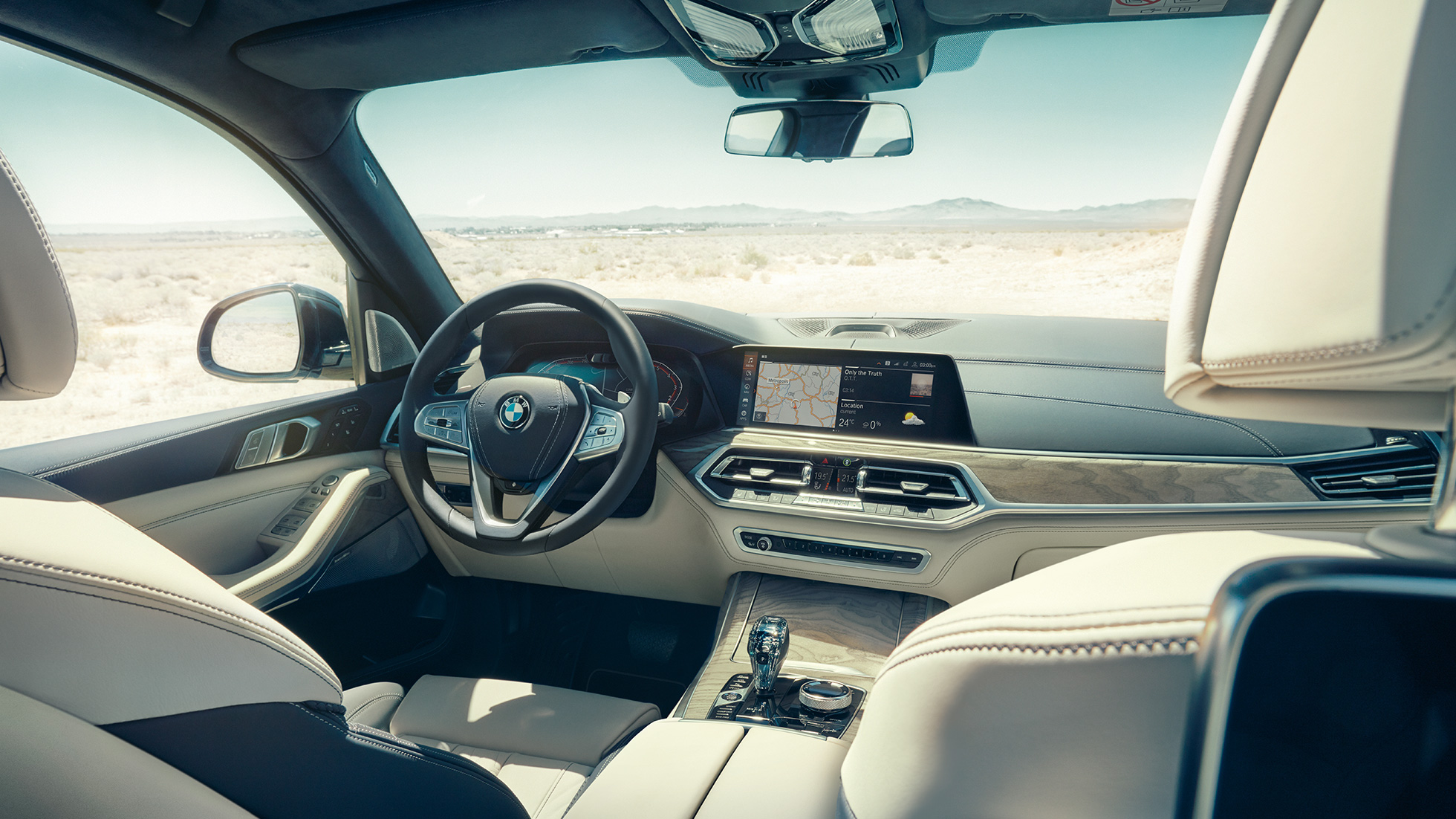 BMW Live Cockpit Professional BMW Live Cockpit Professional: Vista desde la parte trasera de la primera fila de asientos con el volante y el cuadro de instrumentos