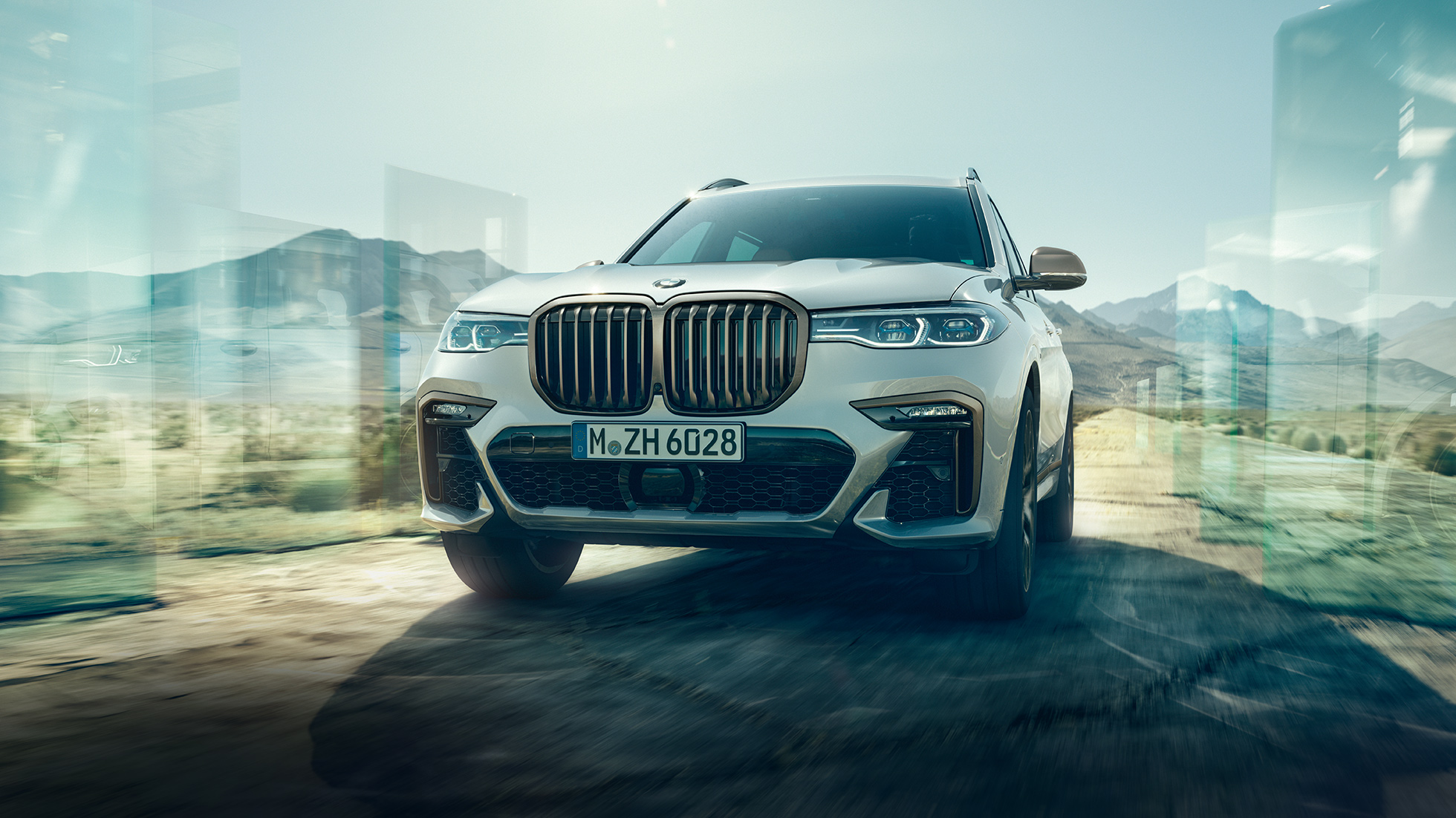 BMW X7 M50d, vista inferior BMW X7 M50d: vista inferior inclinada de BMW X7 blanco en marcha