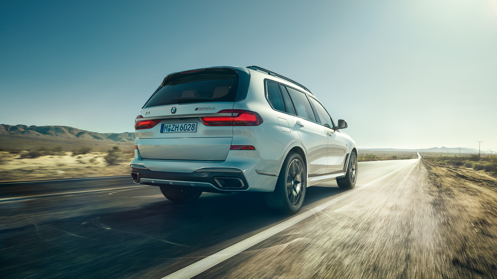 BMW X7 M50d, imagen de zaga BMW X7 M50d: imagen de zaga de BMW X7 blanco en marcha