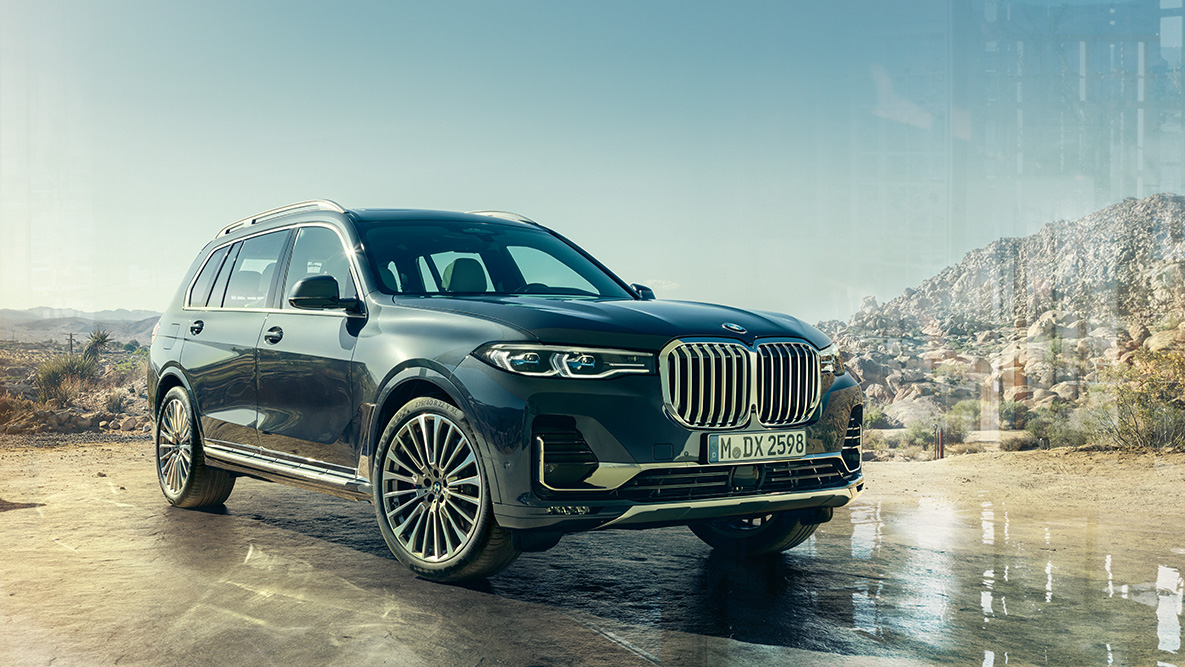 Exterior del BMW X7, vista delantera de tres cuartos Exterior del BMW X7: vista delantera de tres cuartos con el desierto de fondo
