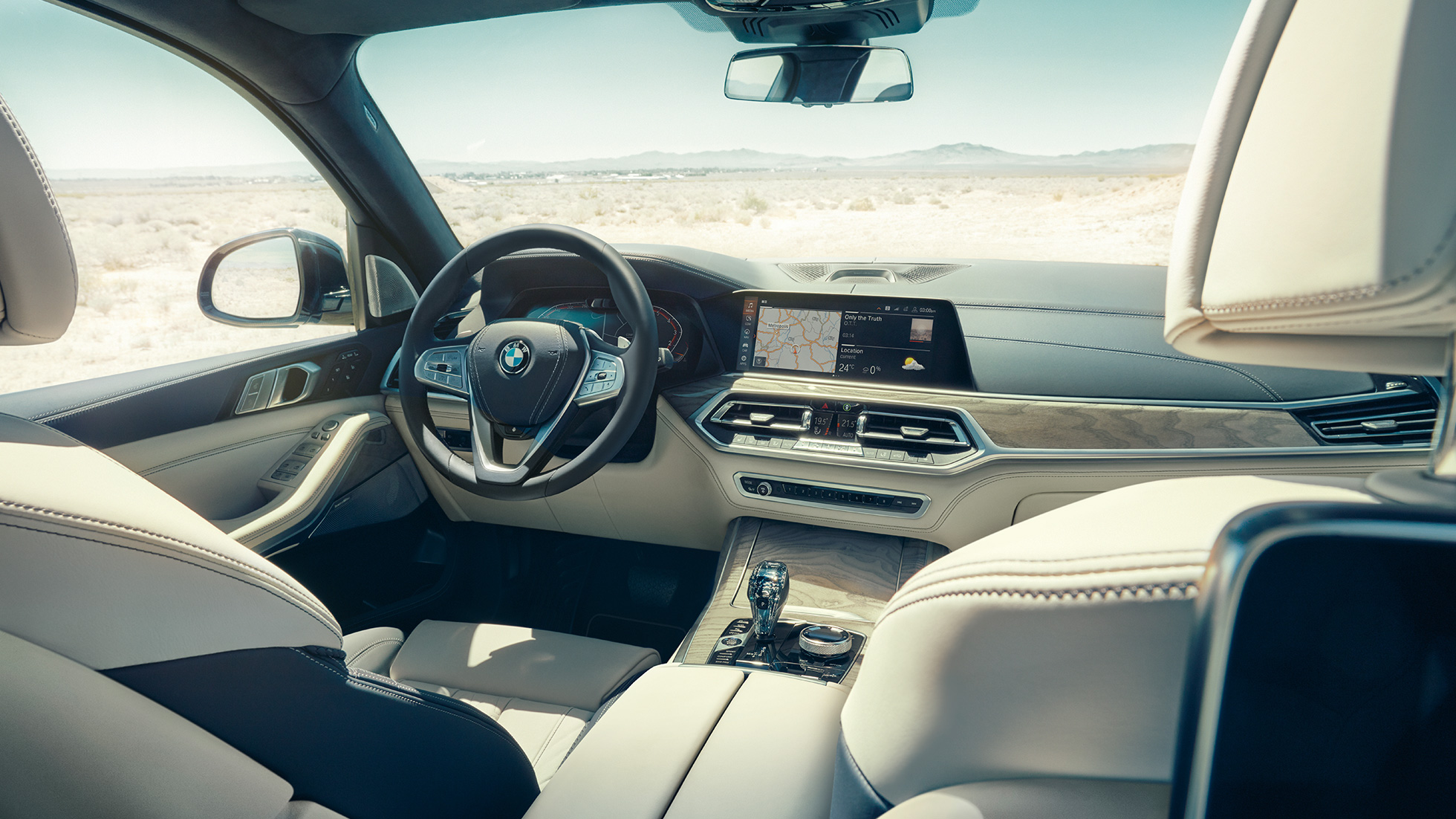BMW X7, puesto de conducción Interior del BMW X7, puesto de conducción con volante deportivo de cuero, G07 2019