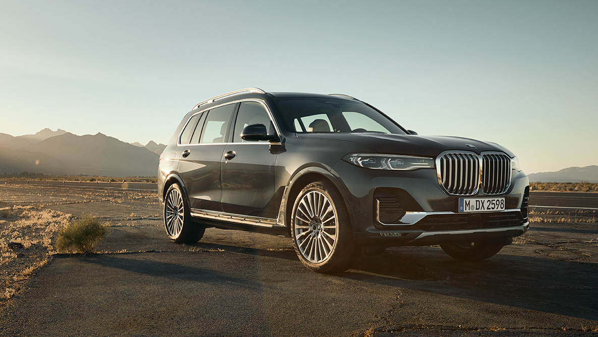 Executive Drive Pro Executive Drive Pro: BMW X7 en vista delantera de tres cuartos con el desierto de fondo