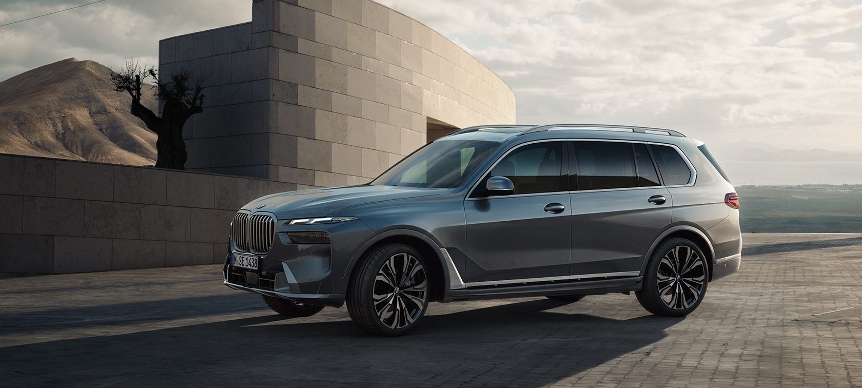 BMW X7 G07 LCI 7/8 Vista lateral, Sparkling Copper Grey metalizado, vídeo BMW X7 G07 LCI 7/8 Vista lateral, parado, Sparkling Copper Grey metalizado, vídeo