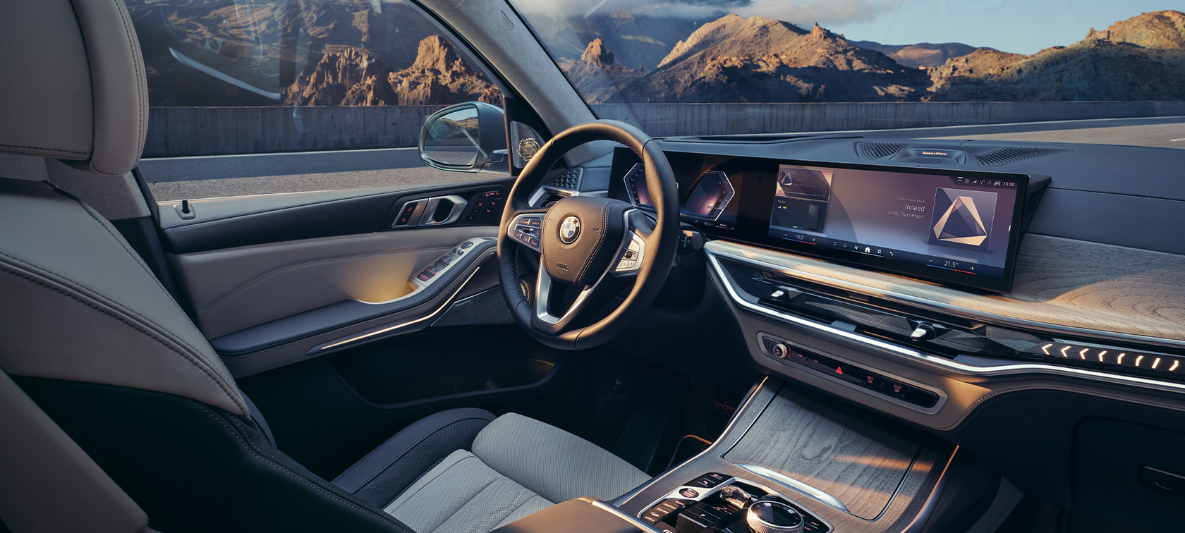 Vista desde el lado del acompañante del puesto de conducción BMW X7 G07 LCI Vista desde el lado del acompañante del puesto de conducción con BMW Curved Display BMW X7 G07 LCI