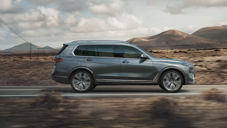 BMW X7 G07 LCI Vista lateral, Sparkling Copper Grey metalizado BMW X7 G07 LCI Vista lateral, en marcha, Sparkling Copper Grey metalizado