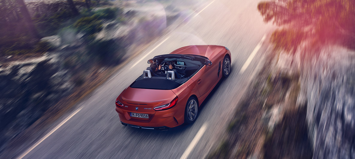 BMW Z4 First Edition Orange en marcha BMW Z4 First Edition Orange en marcha en una vista aérea