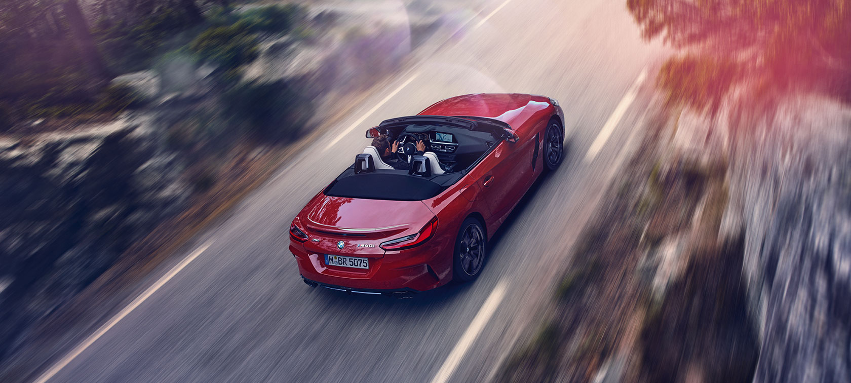 Vista aérea del BMW Z4 Roadster G29 Vista aérea del BMW Z4 Roadster G29 en movimiento