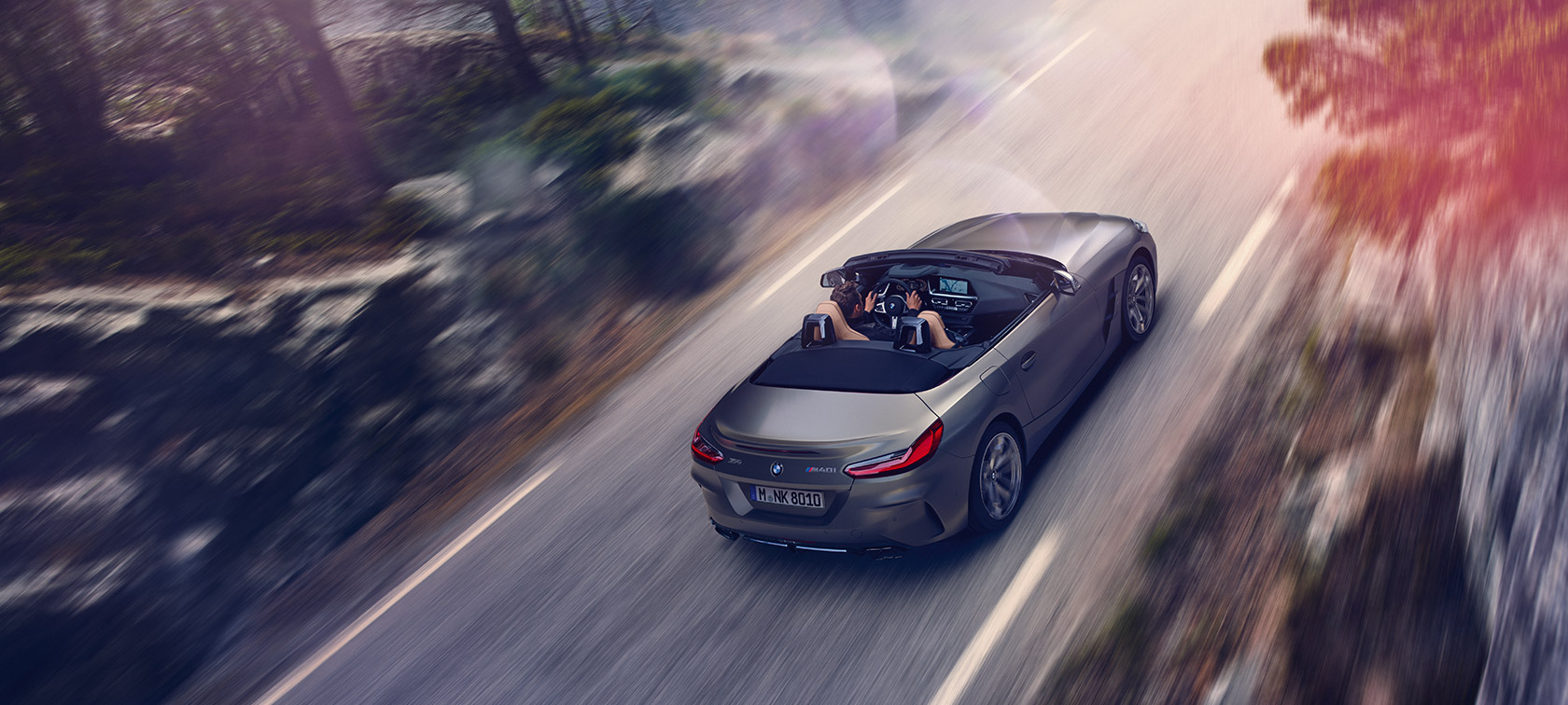 Vista superior del BMW Z4 Roadster gris Vista superior del BMW Z4 Roadster gris en marcha