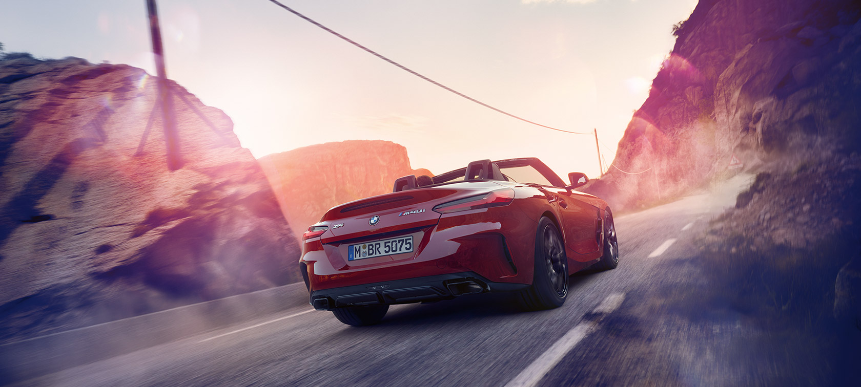 BMW Z4 Roadster G29 circulando entre montañas El descapotable biplaza BMW Z4 Roadster G29 circulando entre montañas